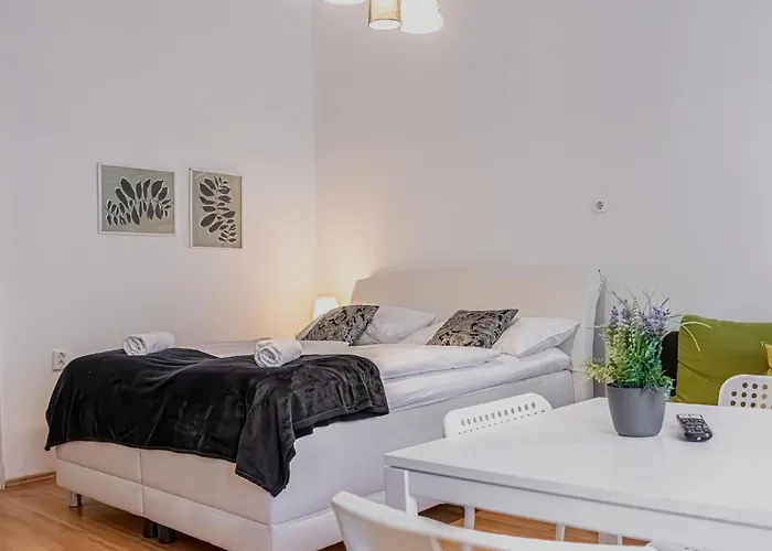 Modern & Cozy 2br Excellent Connectivity Viena