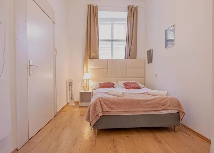 Modern & Cozy 2br Excellent Connectivity *