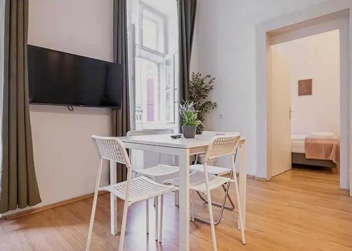 Modern & Cozy 2br Excellent Connectivity *