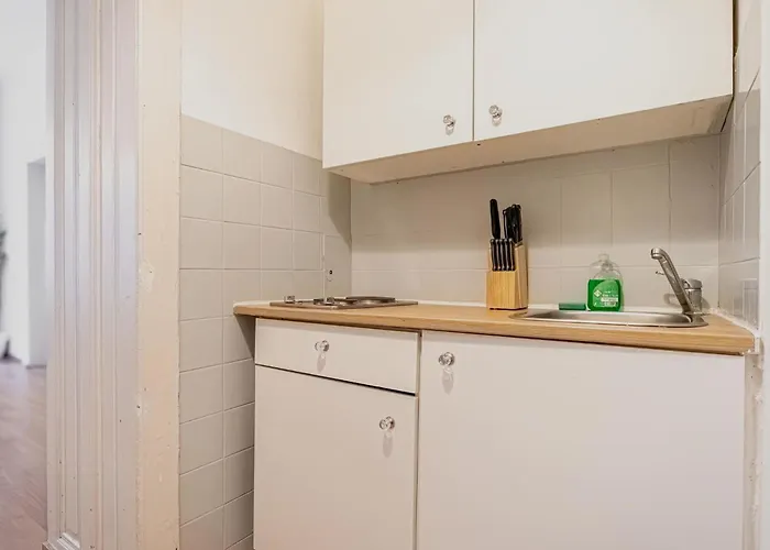 Modern & Cozy 2br Excellent Connectivity