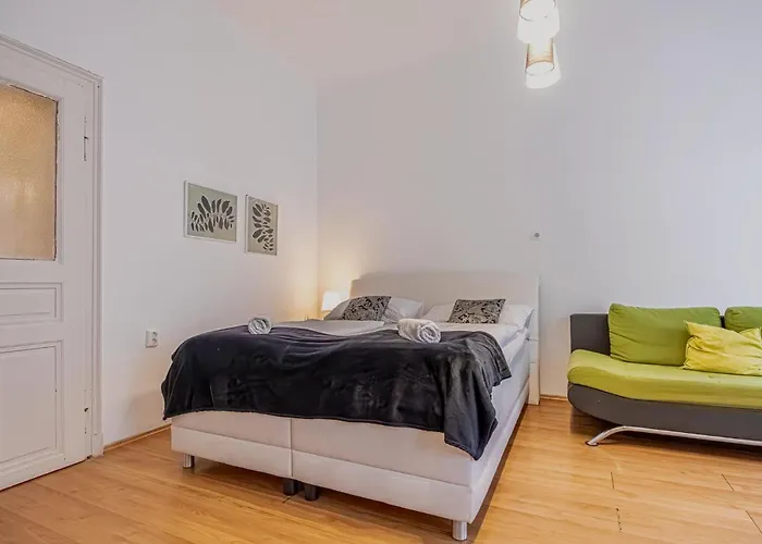 Modern & Cozy 2br Excellent Connectivity * Viena