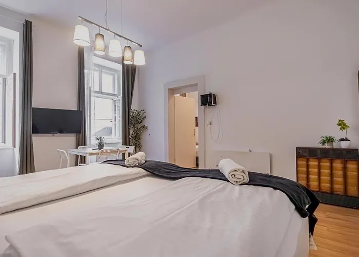 Modern & Cozy 2br Excellent Connectivity