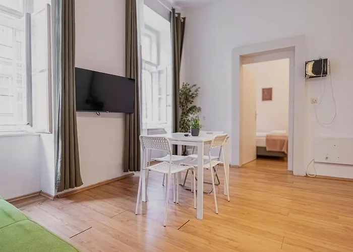Modern & Cozy 2br Excellent Connectivity Viena
