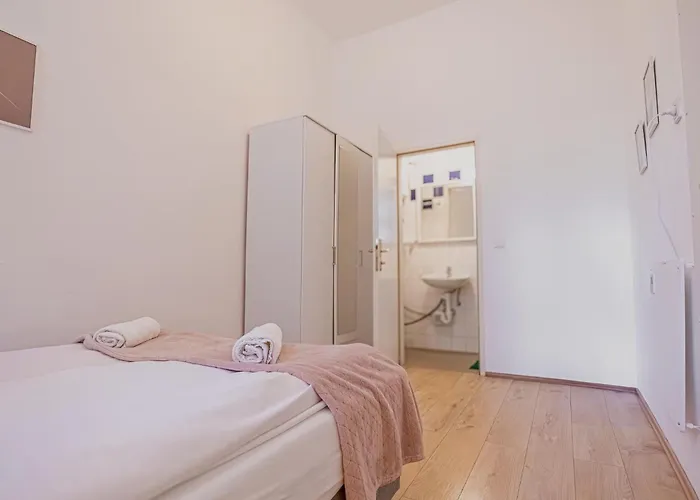 Modern & Cozy 2br Excellent Connectivity Viena
