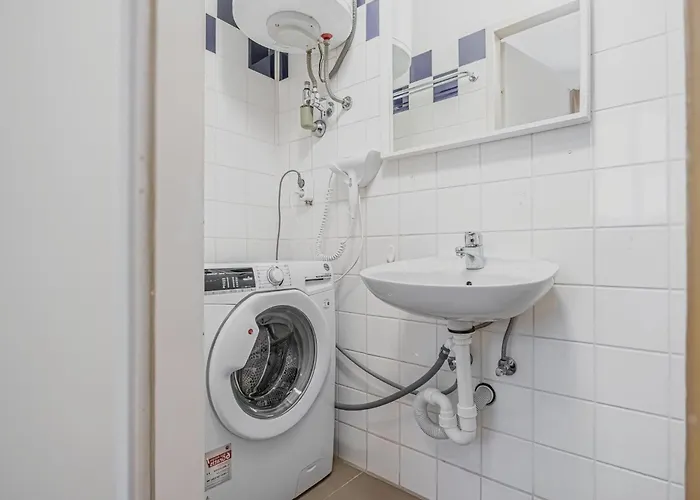 Modern & Cozy 2br Excellent Connectivity