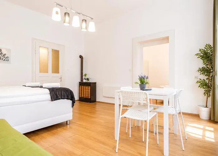 Modern & Cozy 2br Excellent Connectivity * Viena
