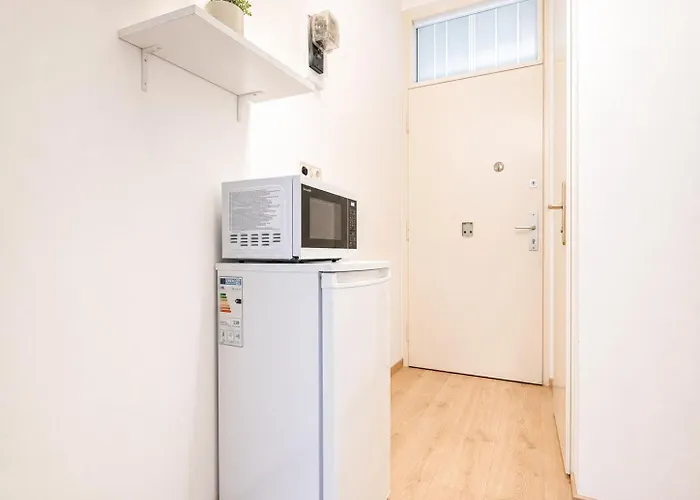 Modern & Cozy 2br Excellent Connectivity * Viena